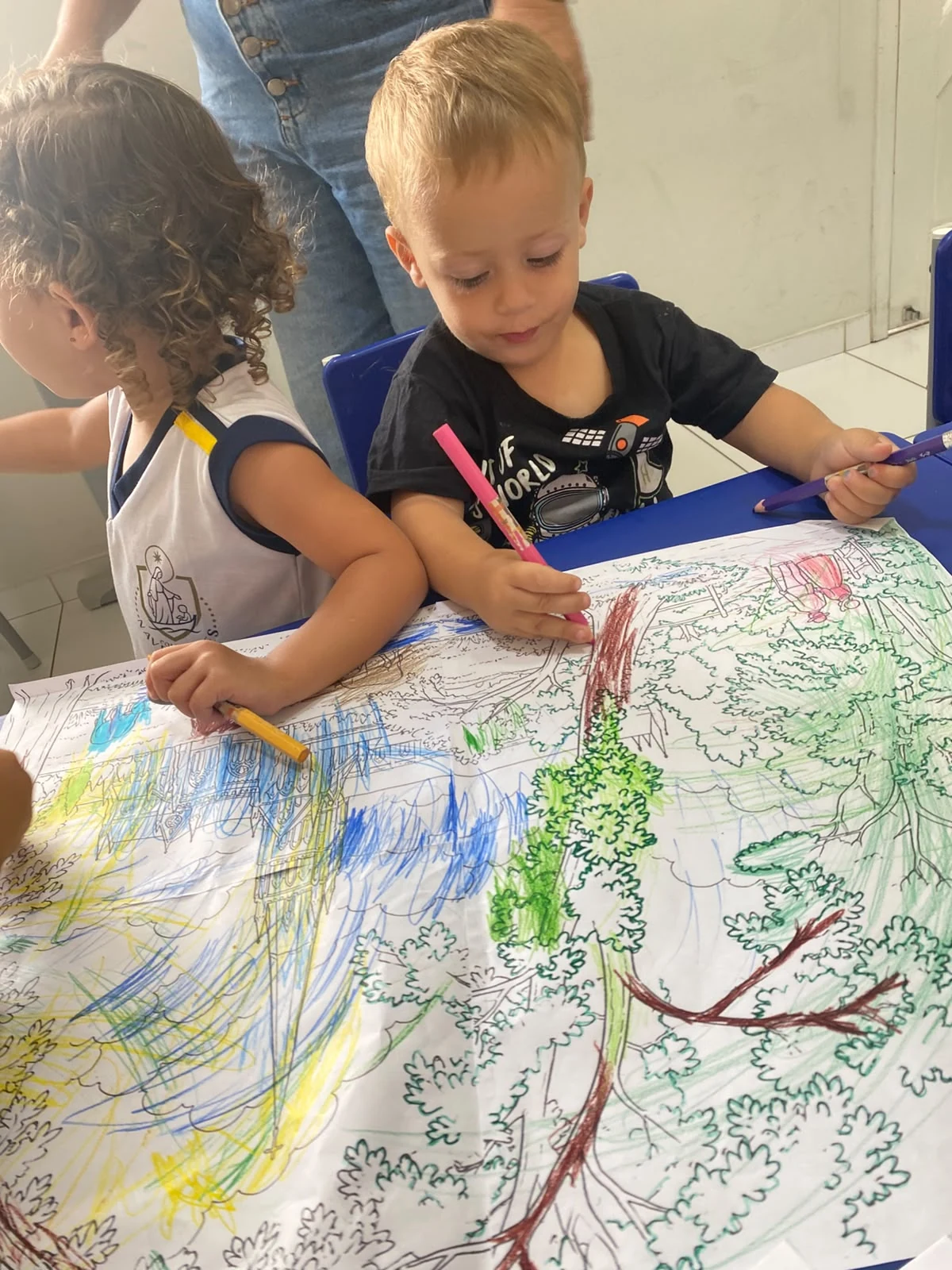 Crianças realizando atividade artística em grupo