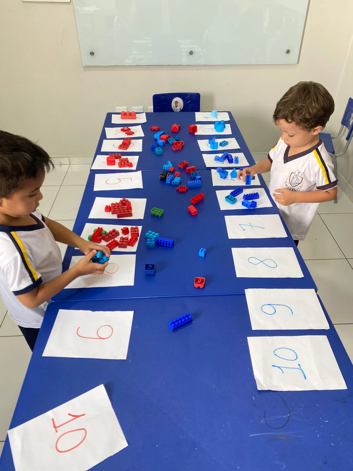 Crianças em atividade com números e blocos