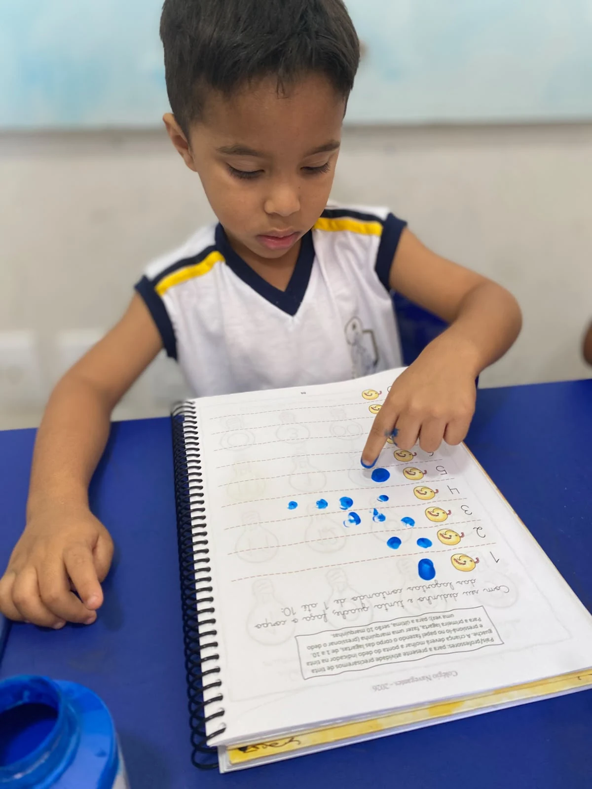 Criança participando de atividade de números e quantidades